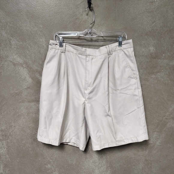 Men's Greg Norman Golf Shorts With Pleated Front Size 34 - Picture 3 of 6